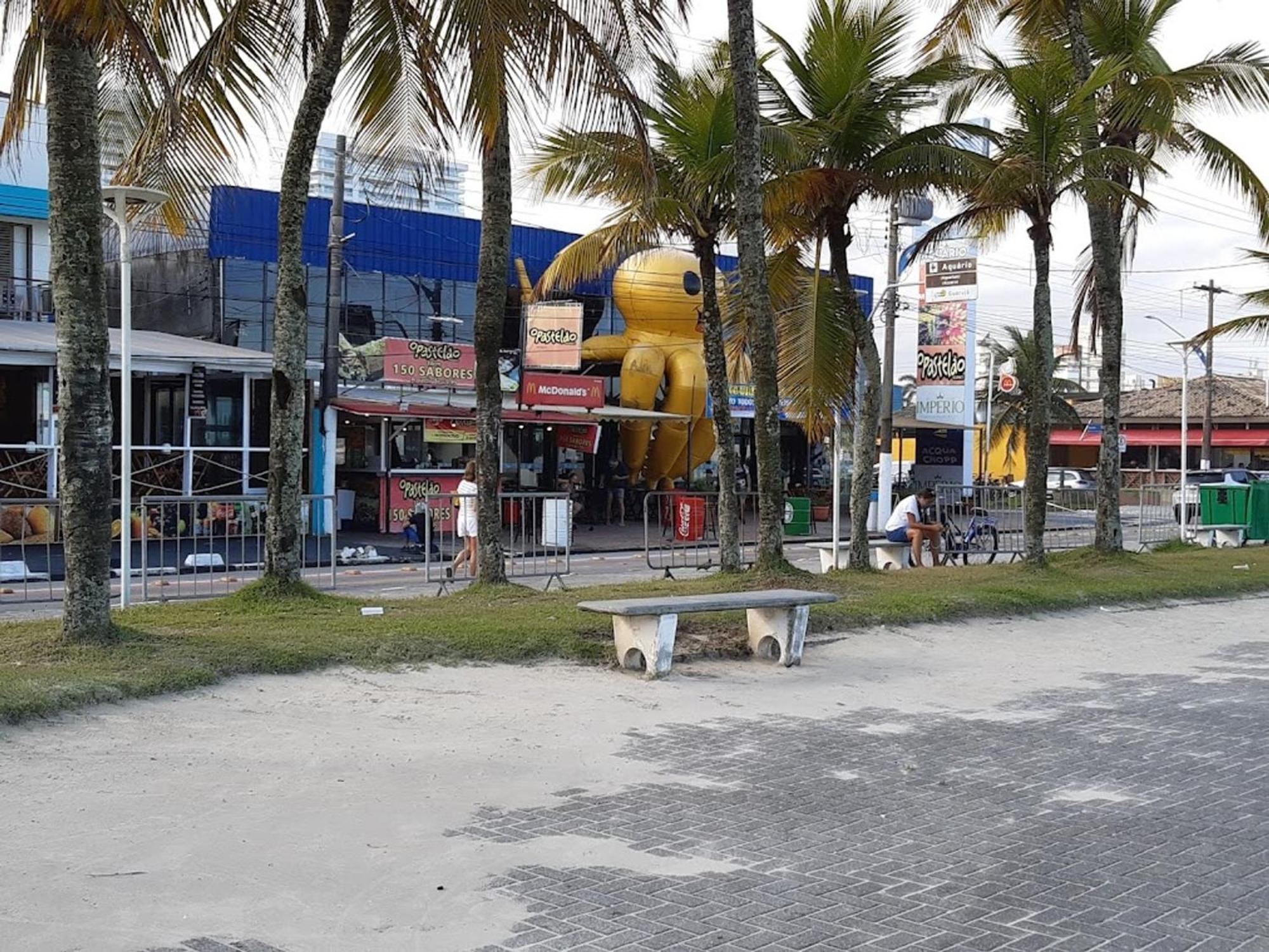 Beachside Condo: Pool, Bbq & Flexible Check-in * Guaruja